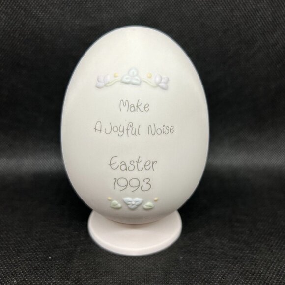 Precious Moments "Make A Joyful Noise" 1993 Annual egg figurine - Picture 2 of 2